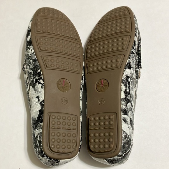 Isaac Mizrahi Live Size 7 1/2 M Black and White Loafer Shoe - Picture 2 of 10